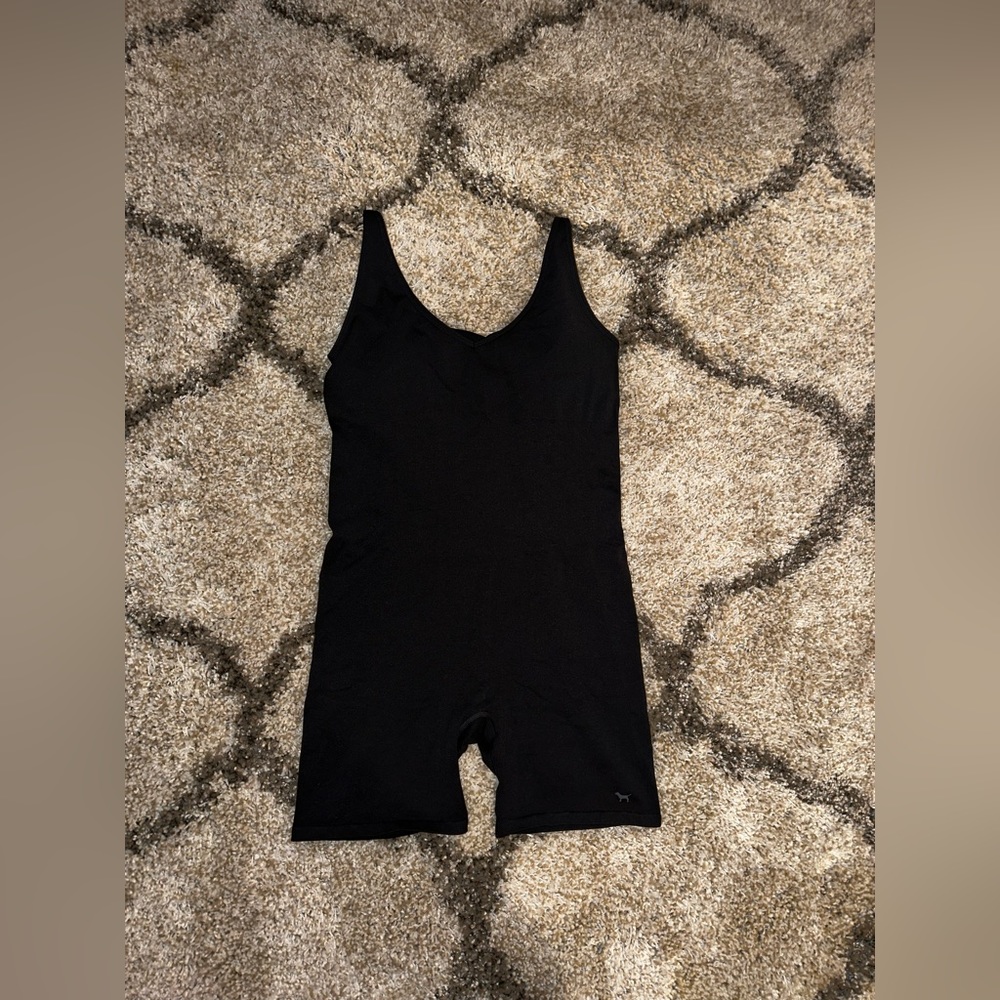 Pink/Victoria’s Secret 6 in seamless workout onesie. Size large.